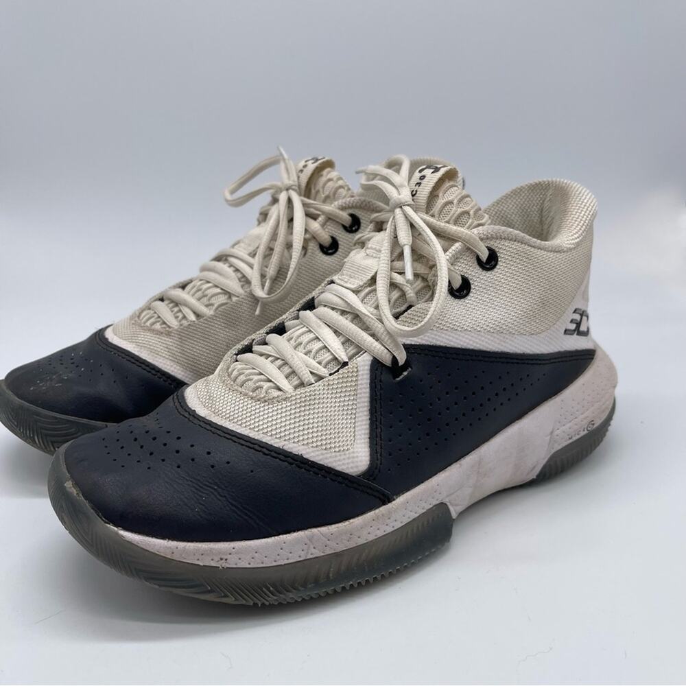 Under Armour Basketball Shoes. Size 7.5 Men/9 Women. In excellent condition!